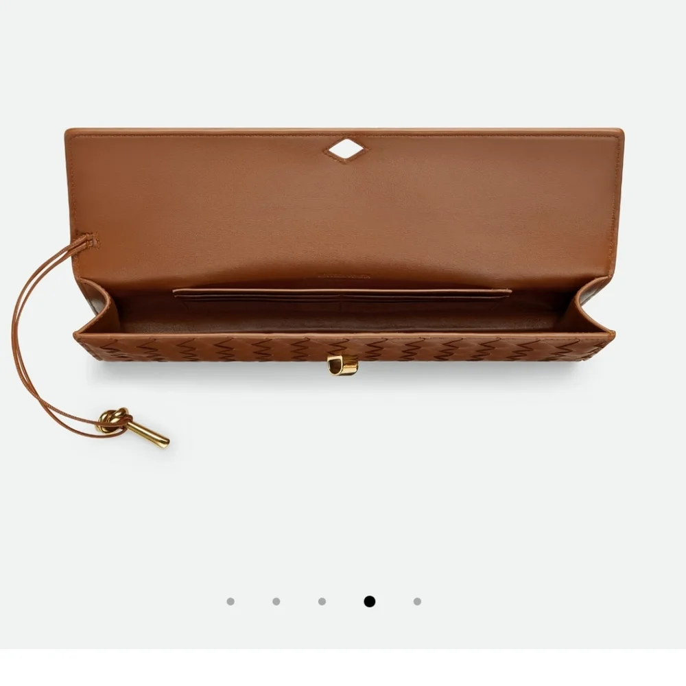 BOTTEGA VENETA ANDIAMO CLUTCH COGNAC COLOR - Picture 4 of 10
